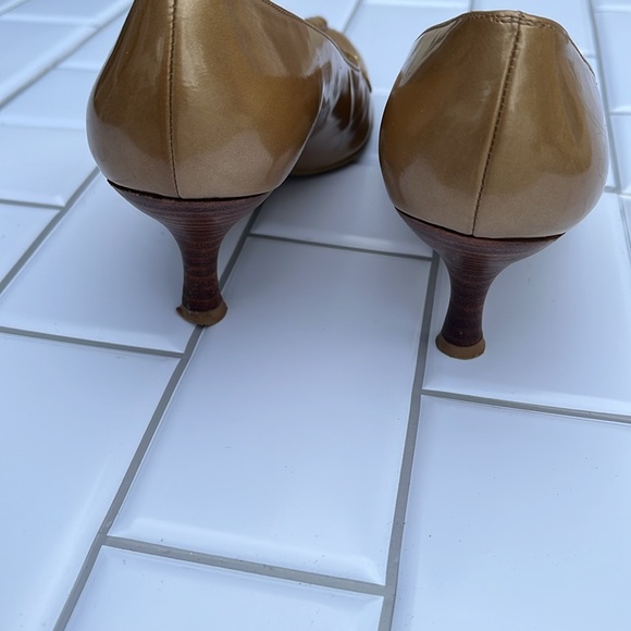 STUART WEITZMAN Champagne Gold Patent Leather Tassel Pumps Size 8M Kitten Heel - Picture 9 of 14